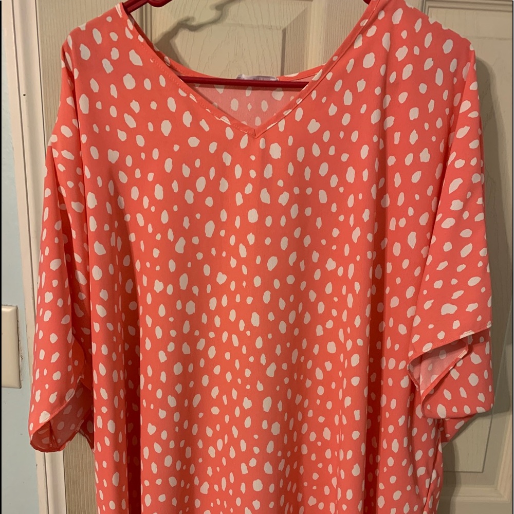 Spin top great for spring with some cute white pants